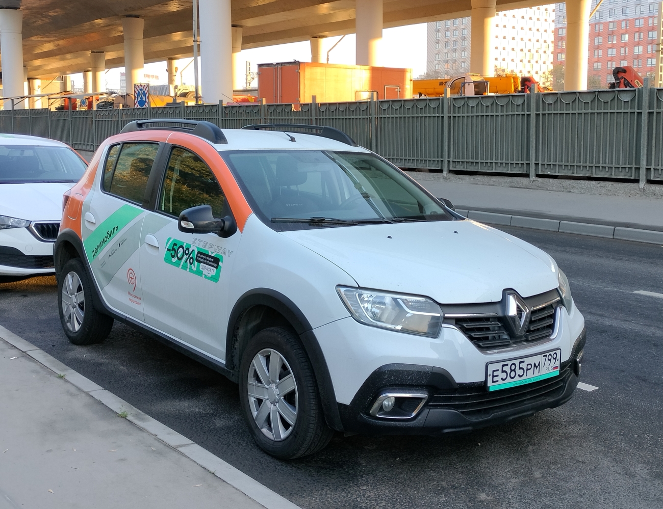 Москва, Renault Sandero № Е 585 РМ 799