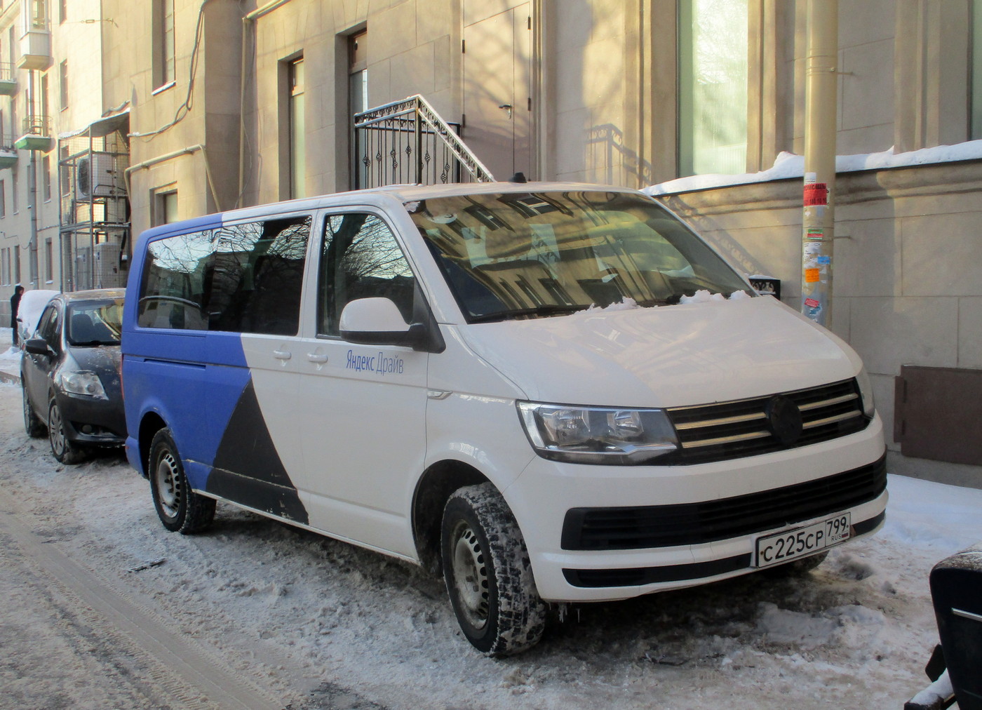 Межгород (Москва - Санкт-Петербург), Volkswagen Caravelle № С 225 СР 799