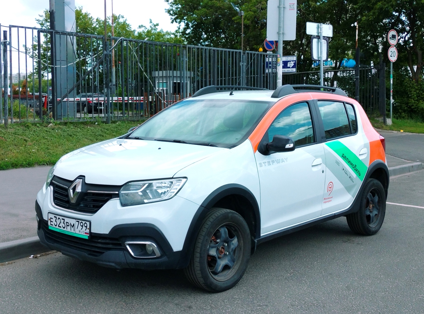 Москва, Renault Sandero № Е 323 РМ 799