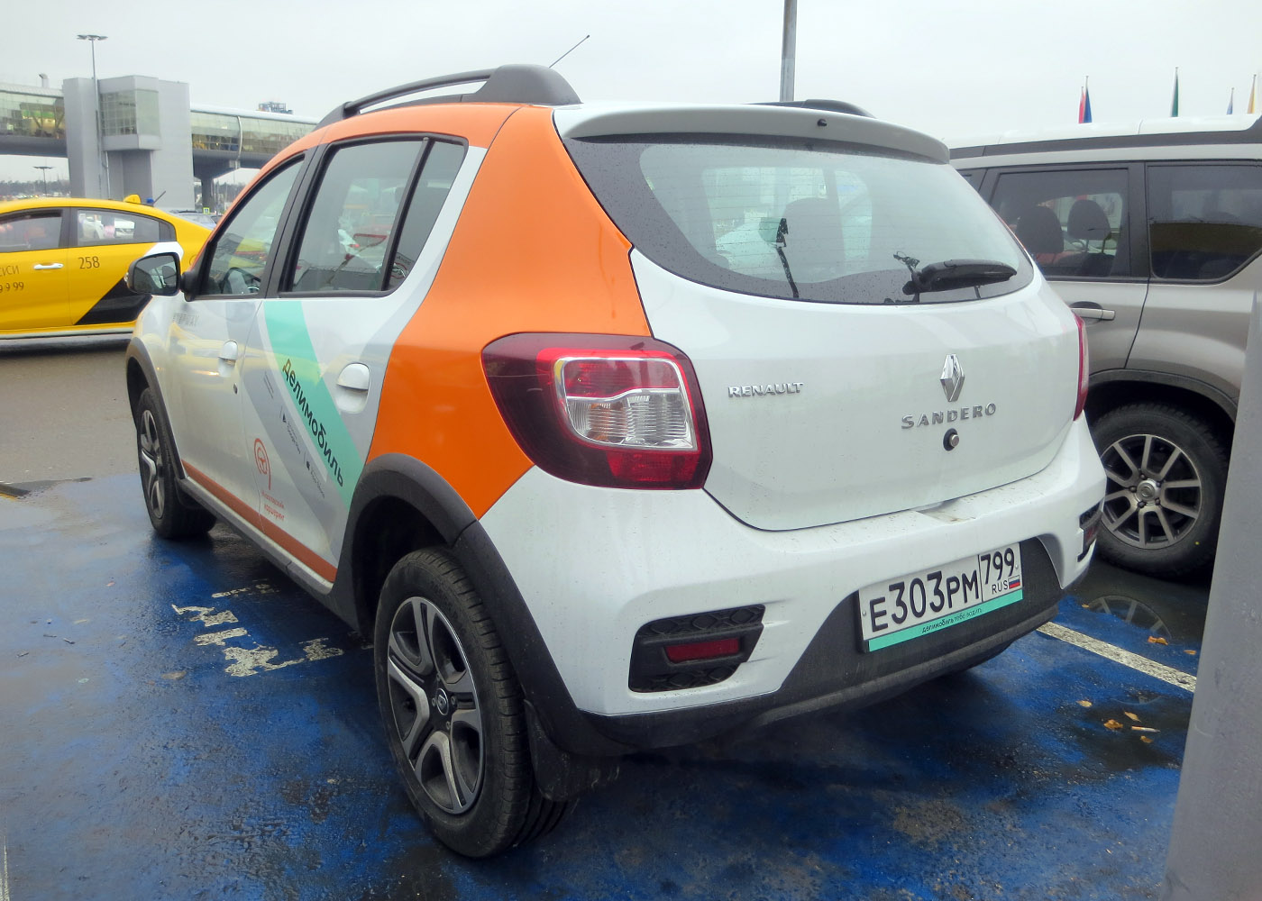 Москва, Renault Sandero № Е 303 РМ 799